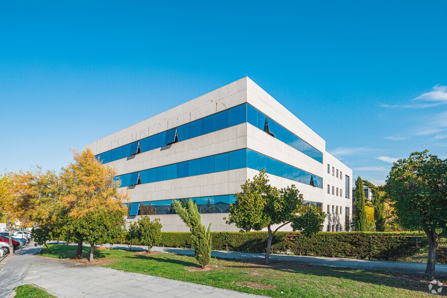 Calle Fuerteventura, 4, San Sebastián de los Reyes, Madrid to rent - Building Photo - Image 2 of 3