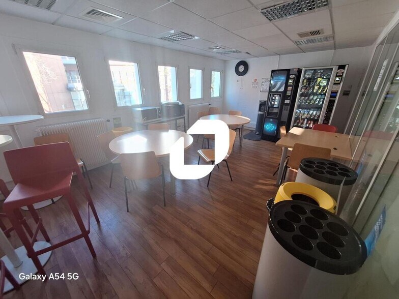 Office in Issy-les-Moulineaux to rent - Building Photo - Image 3 of 5