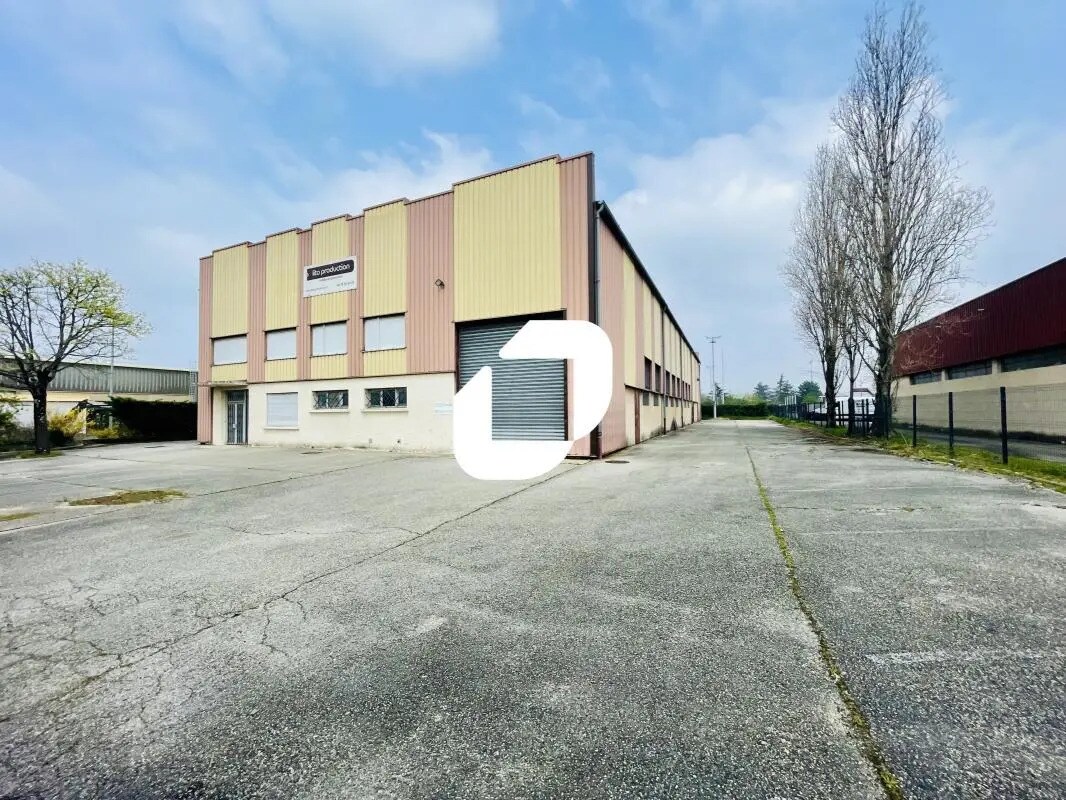 Light Industrial in Chassieu to rent Building Photo- Image 1 of 11