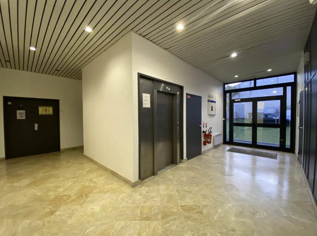 Office in Ivry-sur-Seine to rent Lobby- Image 1 of 4