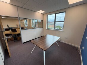 Private Road No. 2, Nottingham to rent Interior Photo- Image 2 of 9