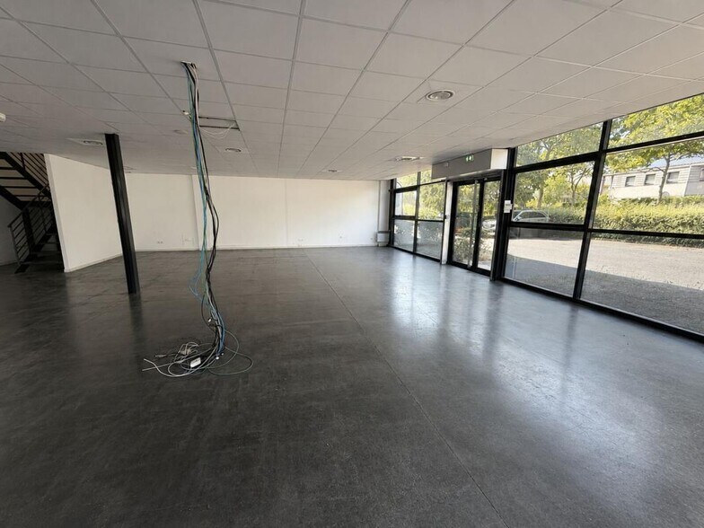 Light Industrial in Décines-Charpieu to rent - Interior Photo - Image 2 of 5