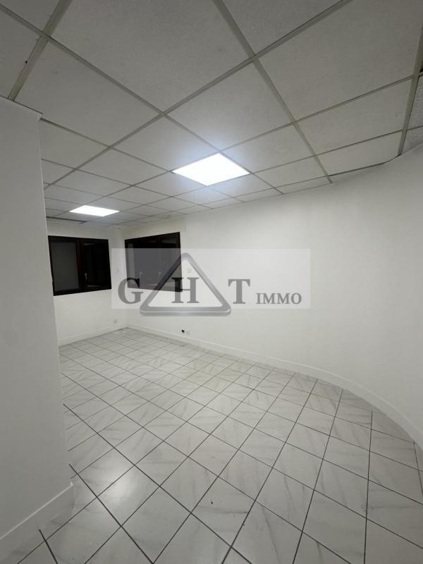 Office in Ris-Orangis to rent Interior Photo- Image 1 of 8