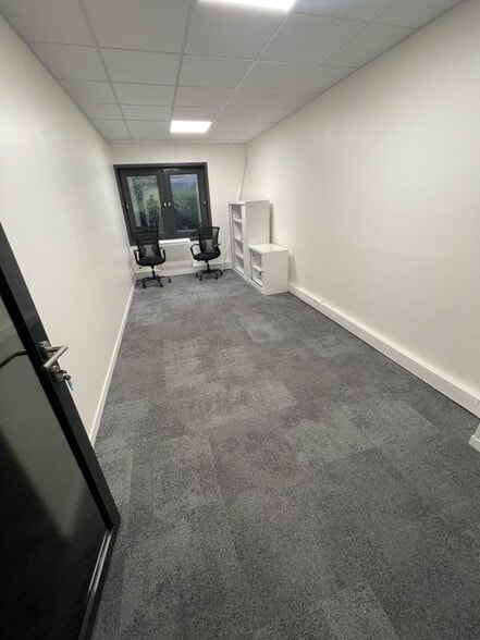 Office in Suresnes to rent - Building Photo - Image 2 of 31