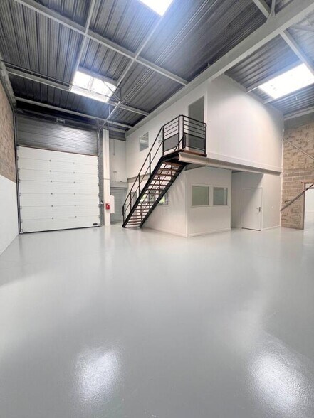 Light Industrial in Plaisir for sale - Interior Photo - Image 2 of 13