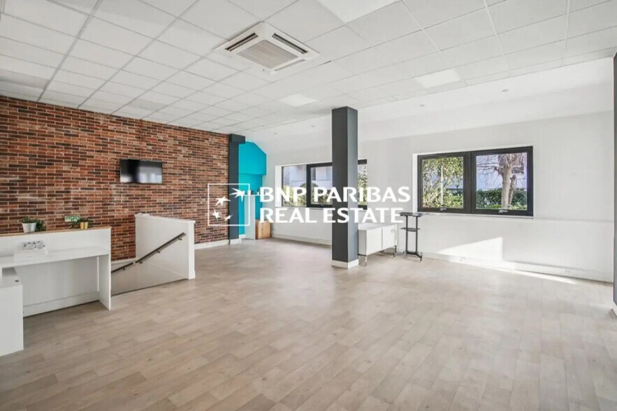 6 Rue Antonin Raynaud, Levallois-Perret to rent - Building Photo - Image 2 of 16