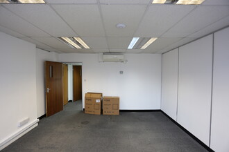 1 High St, Edgware to rent Interior Photo- Image 2 of 7