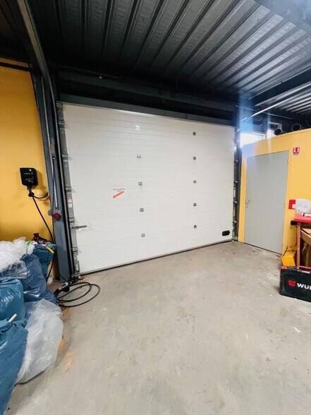 Light Industrial in Plaisir to rent - Interior Photo - Image 3 of 6