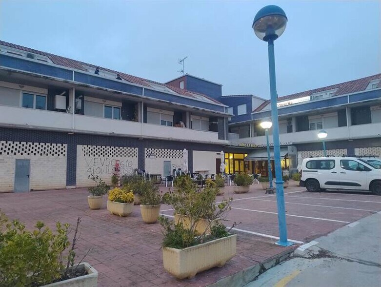 Retail in Cistérniga for sale - Building Photo - Image 2 of 3