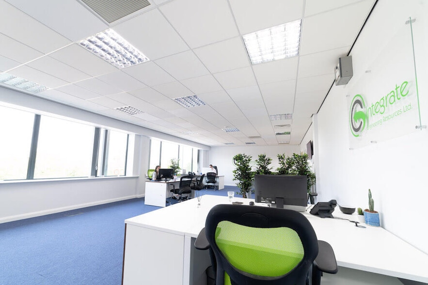 Oracle Dr, Solihull to rent - Interior Photo - Image 3 of 6