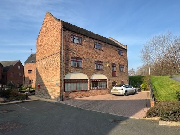 Coventry Rd, Kingsbury to rent - Primary Photo - Image 1 of 1