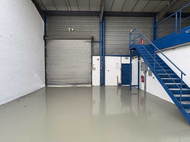 Light Industrial in Chassieu to rent - Interior Photo - Image 2 of 12