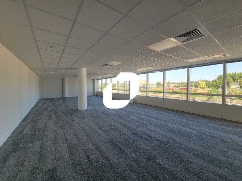 Office in Massy to rent - Interior Photo - Image 2 of 7