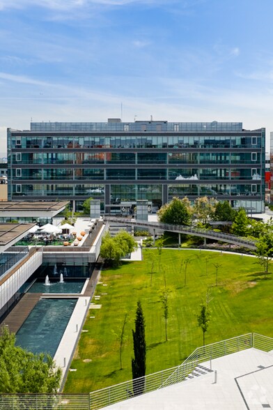 Calle de Campezo, 1, Madrid, Madrid to rent - Building Photo - Image 2 of 14