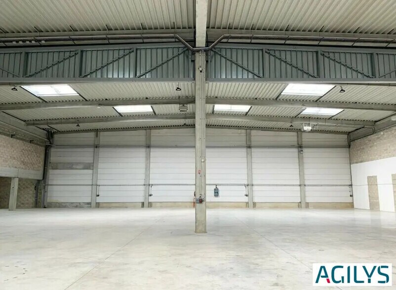 Light Industrial in Lieusaint to rent - Interior Photo - Image 1 of 12