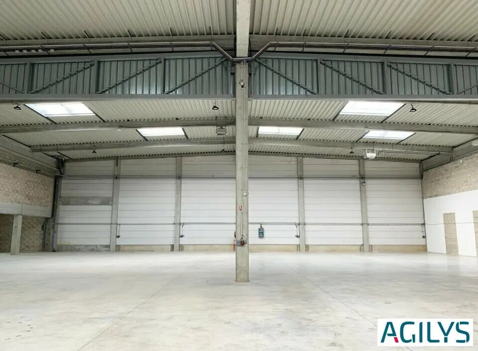Light Industrial in Lieusaint to rent Interior Photo- Image 1 of 13