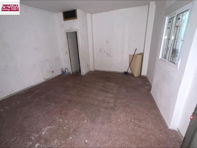 Retail in València for sale - Interior Photo - Image 2 of 9