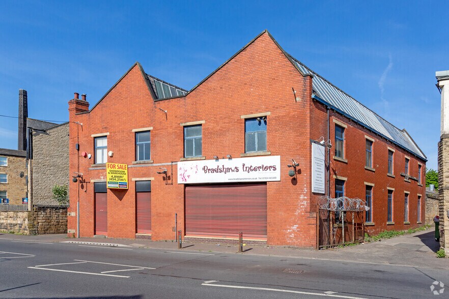 107 Bradford Rd, Dewsbury for sale - Primary Photo - Image 1 of 1