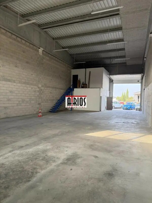 Location Entrepôt 327 m² - Photo 1