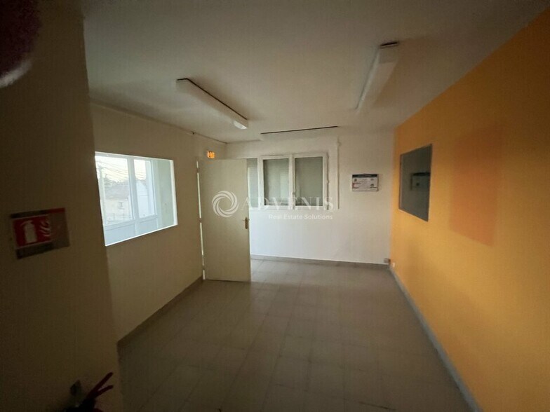 Light Industrial in Le Mesnil-Saint-Denis for sale - Interior Photo - Image 1 of 4