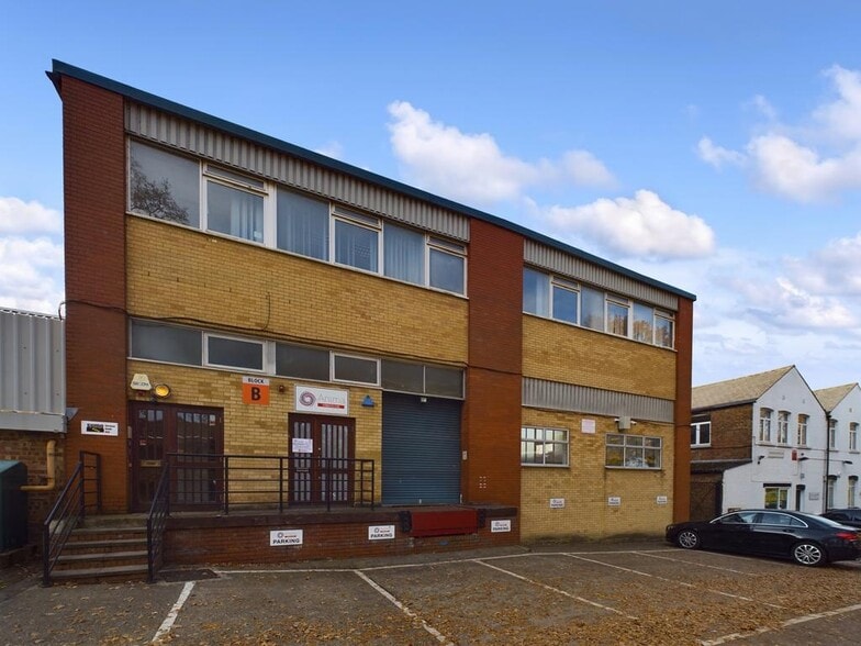 Queens Rd, Barnet for sale - Primary Photo - Image 1 of 1