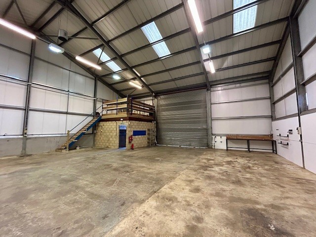 Rowdown, Upper Lambourn to rent Interior Photo- Image 1 of 5