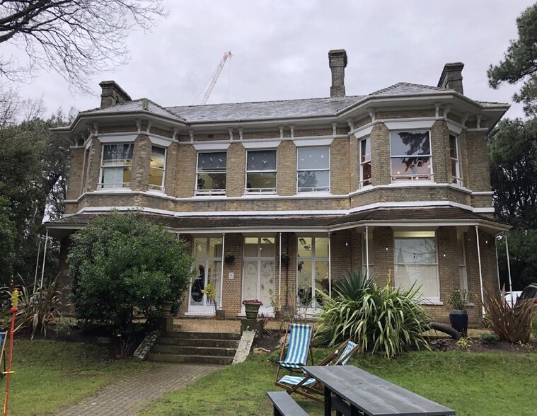 56-58 Richmond Hl, Bournemouth to rent - Building Photo - Image 1 of 7