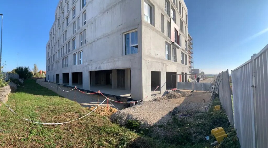 Retail in Saint-Apollinaire to rent Construction Photo- Image 1 of 10