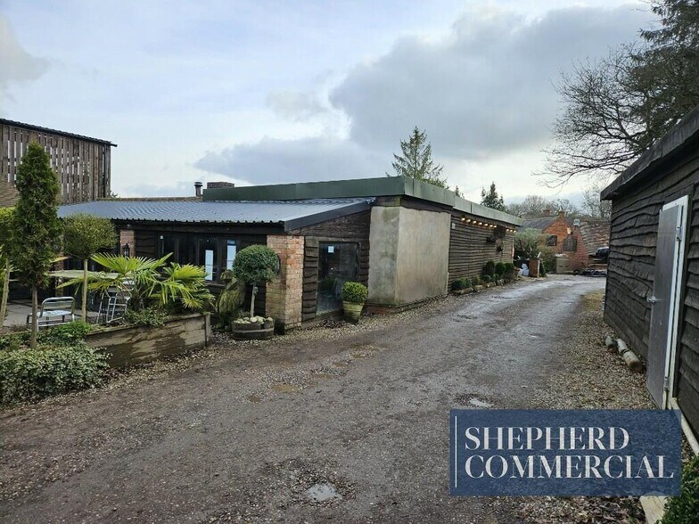 102 Illshaw Heath Rd, Hockley Heath for sale - Building Photo - Image 1 of 1