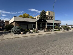 290 10 St N, Lethbridge, AB for rent Building Photo- Image 1 of 8