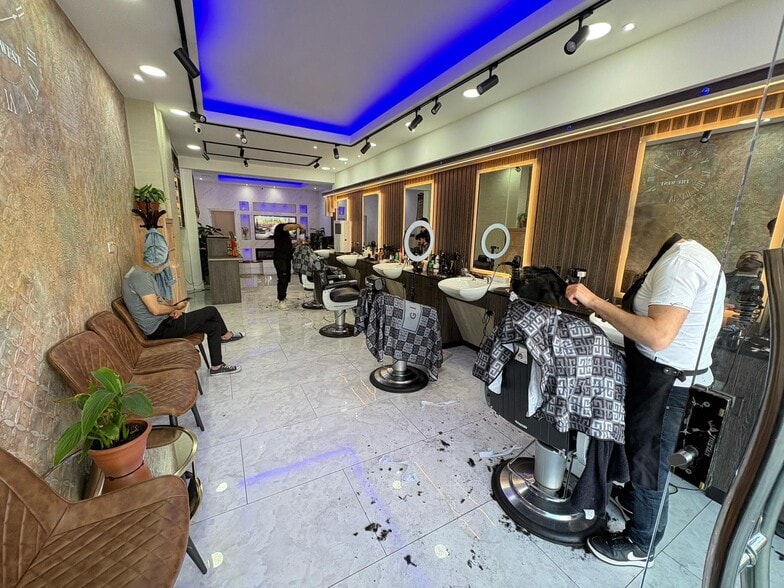 Retail in London to rent - Primary Photo - Image 1 of 7