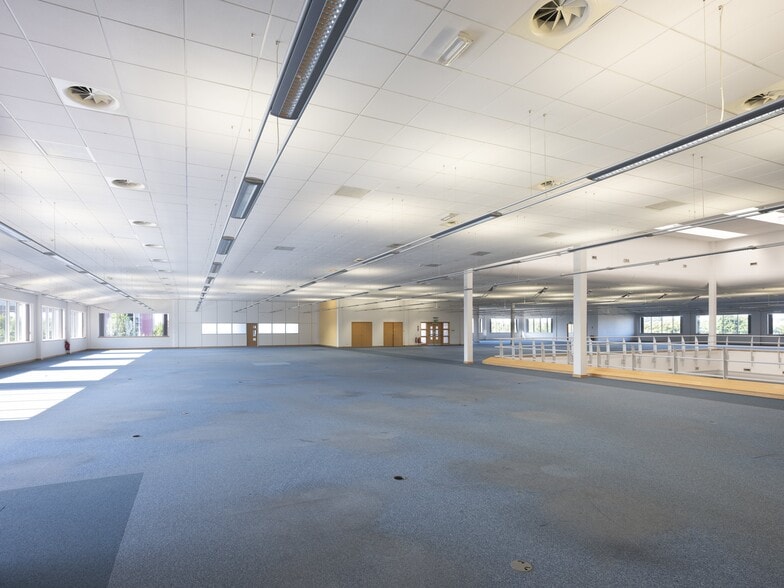 14 Woodhall, Holytown to rent - Interior Photo - Image 3 of 8