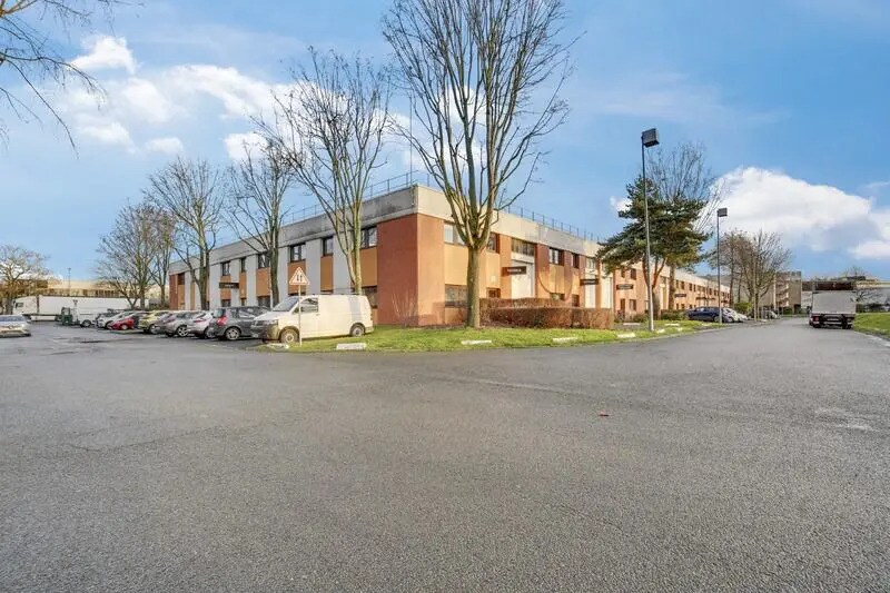 Industrial in Tremblay-en-France to rent - Building Photo - Image 1 of 17