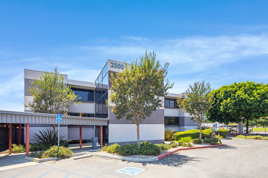 2500 S Atlantic Blvd, Commerce, CA for rent - Building Photo - Image 1 of 2