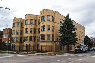 118 Unit South Chicago Multifamily Portf portfolio of 5 properties for sale on LoopNet.co.uk Building Photo- Image 1 of 16