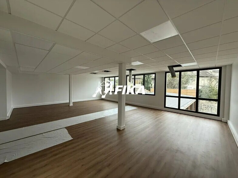 Office in Bordeaux to rent - Building Photo - Image 1 of 11