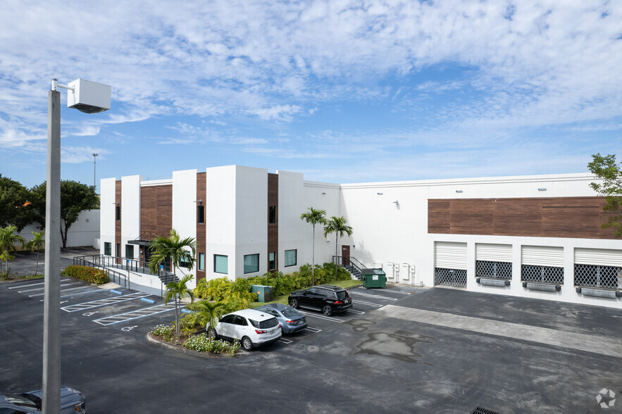 10005 NW 58th St, Doral, FL for rent - Building Photo - Image 2 of 5