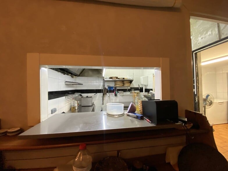 Retail in Barcelona, Barcelona to rent - Interior Photo - Image 1 of 5
