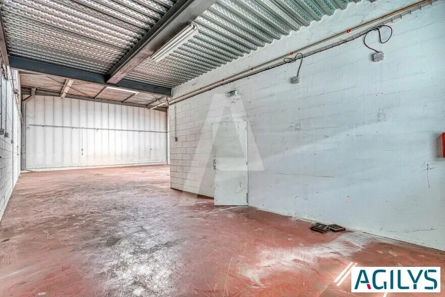 Light Industrial in Villejuif to rent - Building Photo - Image 1 of 6