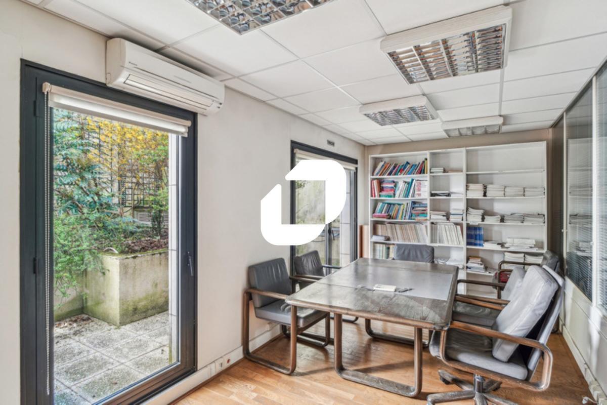 Office in Paris for sale Building Photo- Image 1 of 16