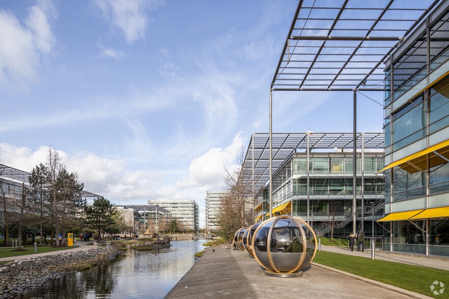 566 Chiswick High Rd, London to rent - Building Photo - Image 3 of 13