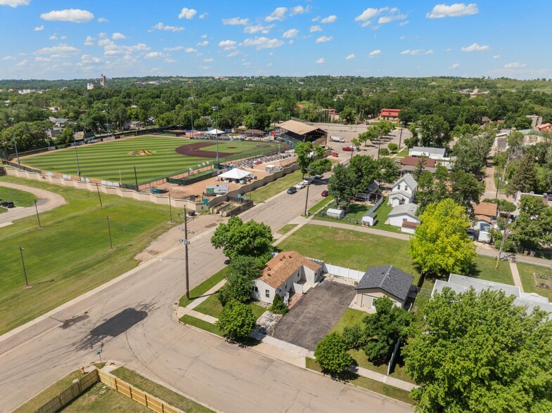 519 13th St SE, Minot, ND for sale - Primary Photo - Image 1 of 32