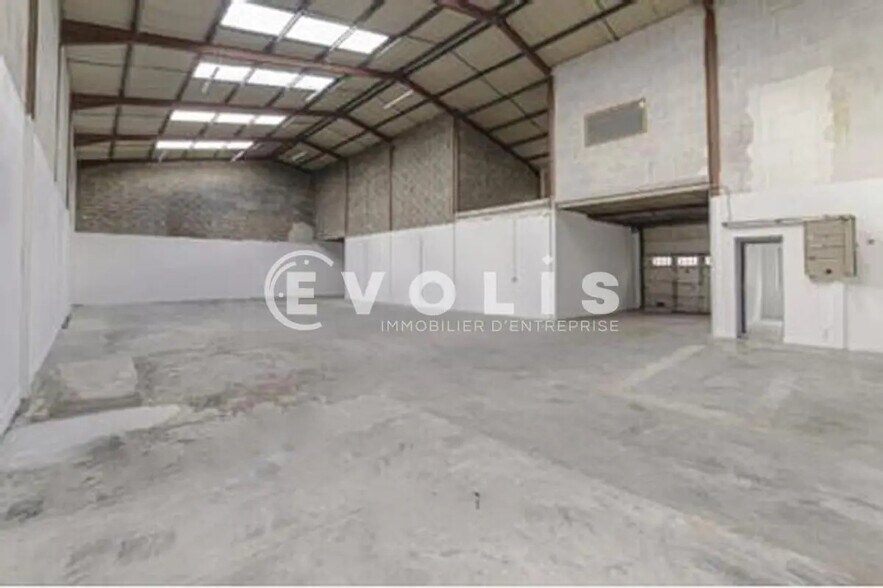 Light Industrial in Lisses to rent - Interior Photo - Image 3 of 4