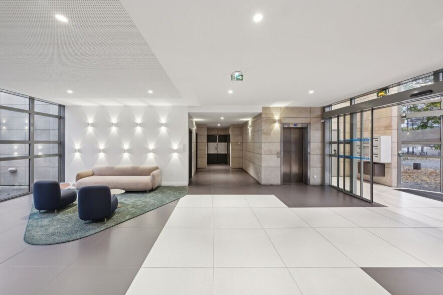 6-8 Rue Eugène Et Armand Peugeot, Rueil-Malmaison to rent - Lobby - Image 2 of 8