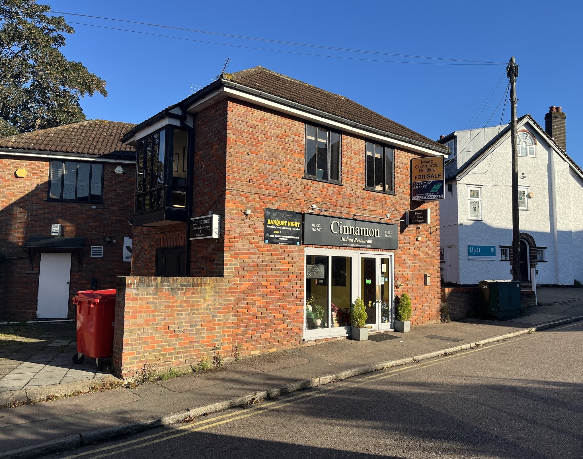 3-3 Thompsons Close, Harpenden to rent Building Photo- Image 1 of 4