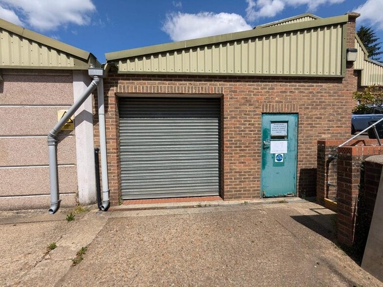 Tannery Ln, Guildford to rent - Building Photo - Image 2 of 6