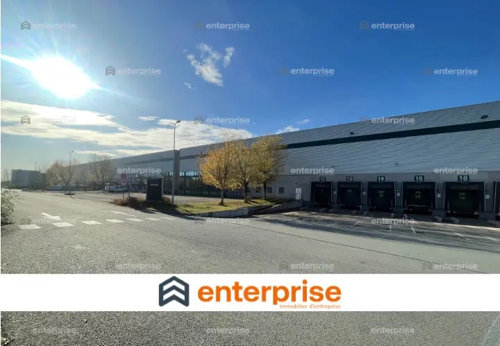 Location Entrepôt 16 327 m² - Photo 1