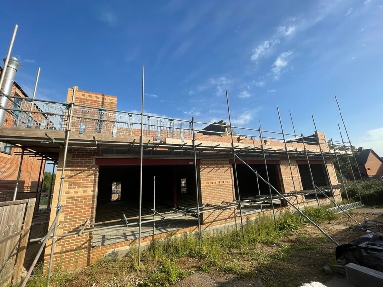 Doncaster Rd, Doncaster to rent - Building Photo - Image 3 of 9