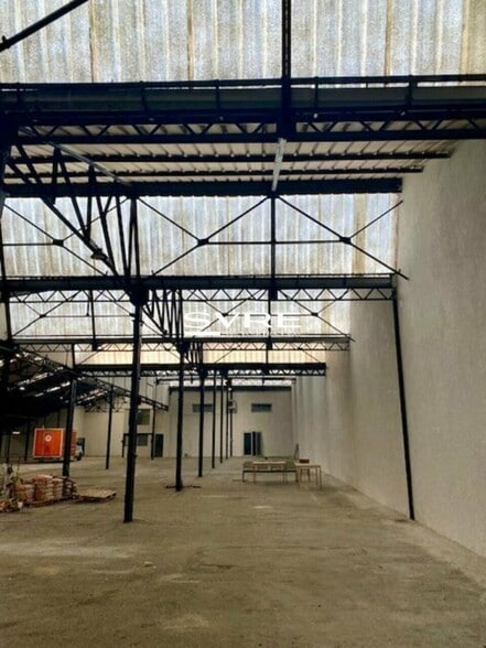 Light Industrial in Marseille to rent - Interior Photo - Image 1 of 5