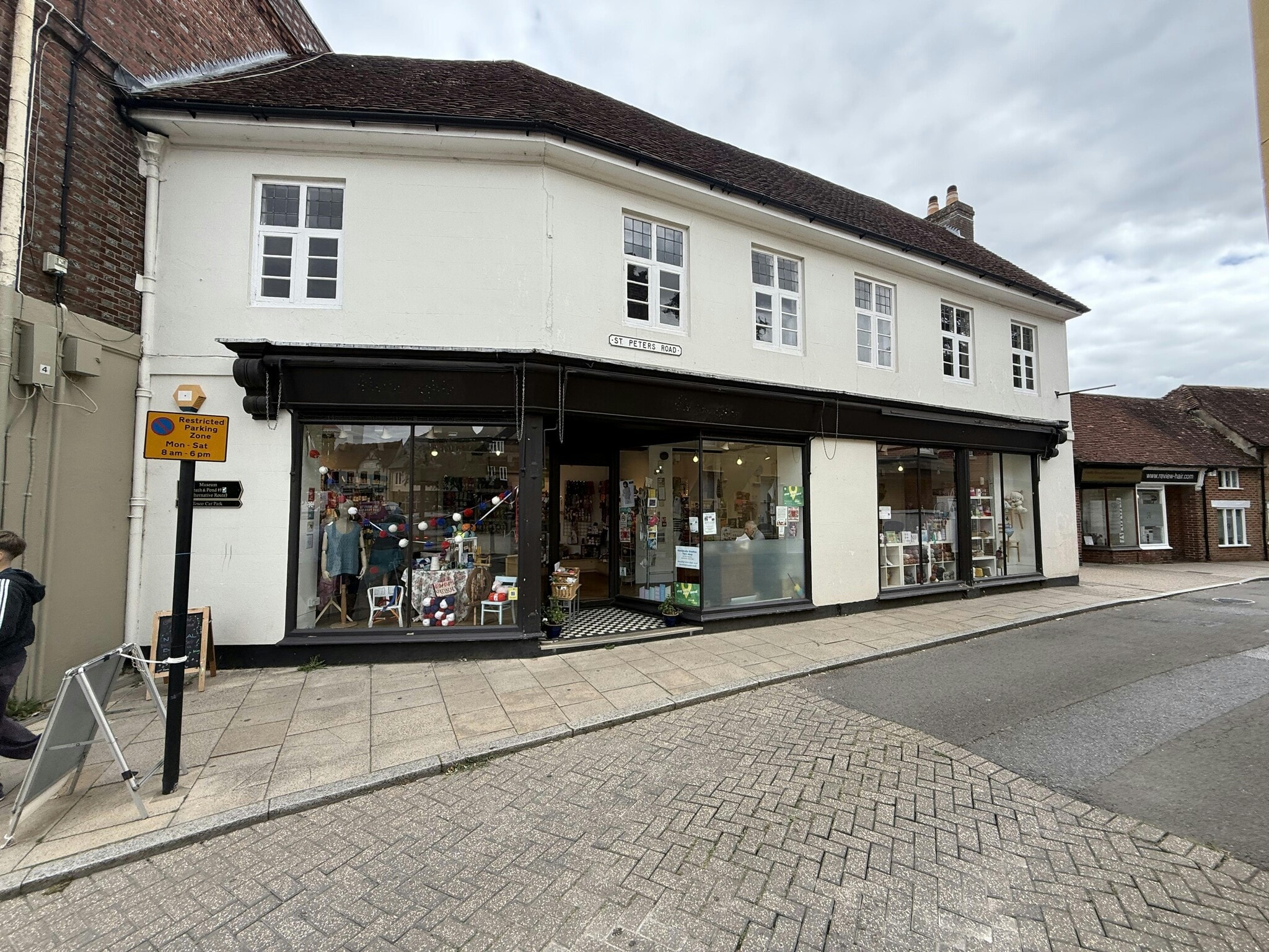 19 The Square, Petersfield to rent Building Photo- Image 1 of 5